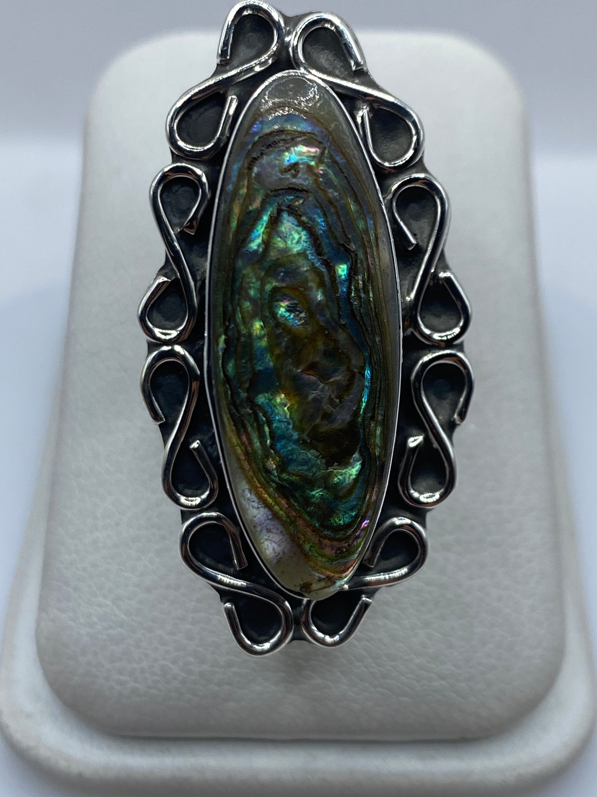Anillo ajustable de plata con piedra iridiscente natural y marco ornamental