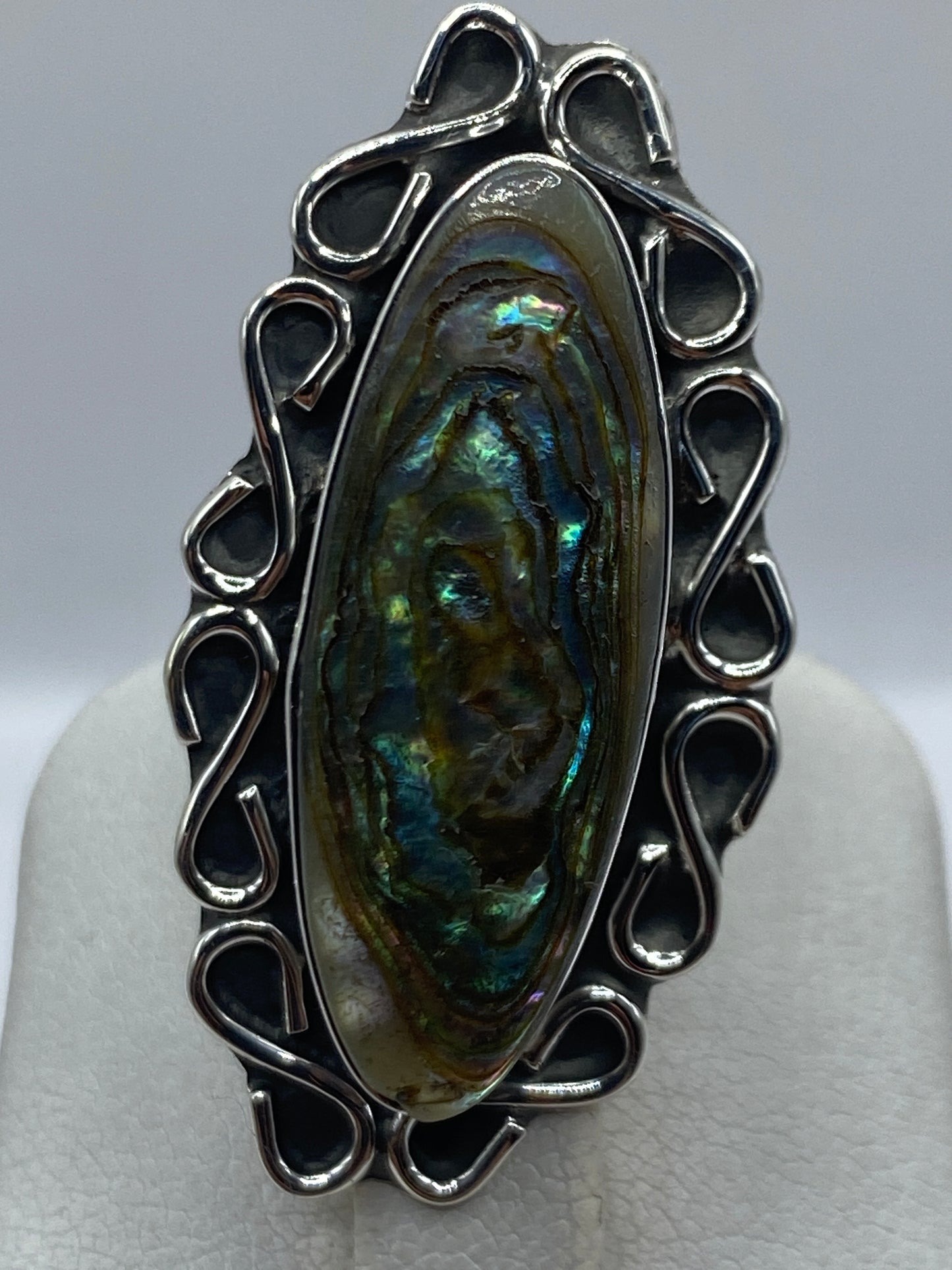Anillo ajustable en la mano demostrando su versatilidad de talla