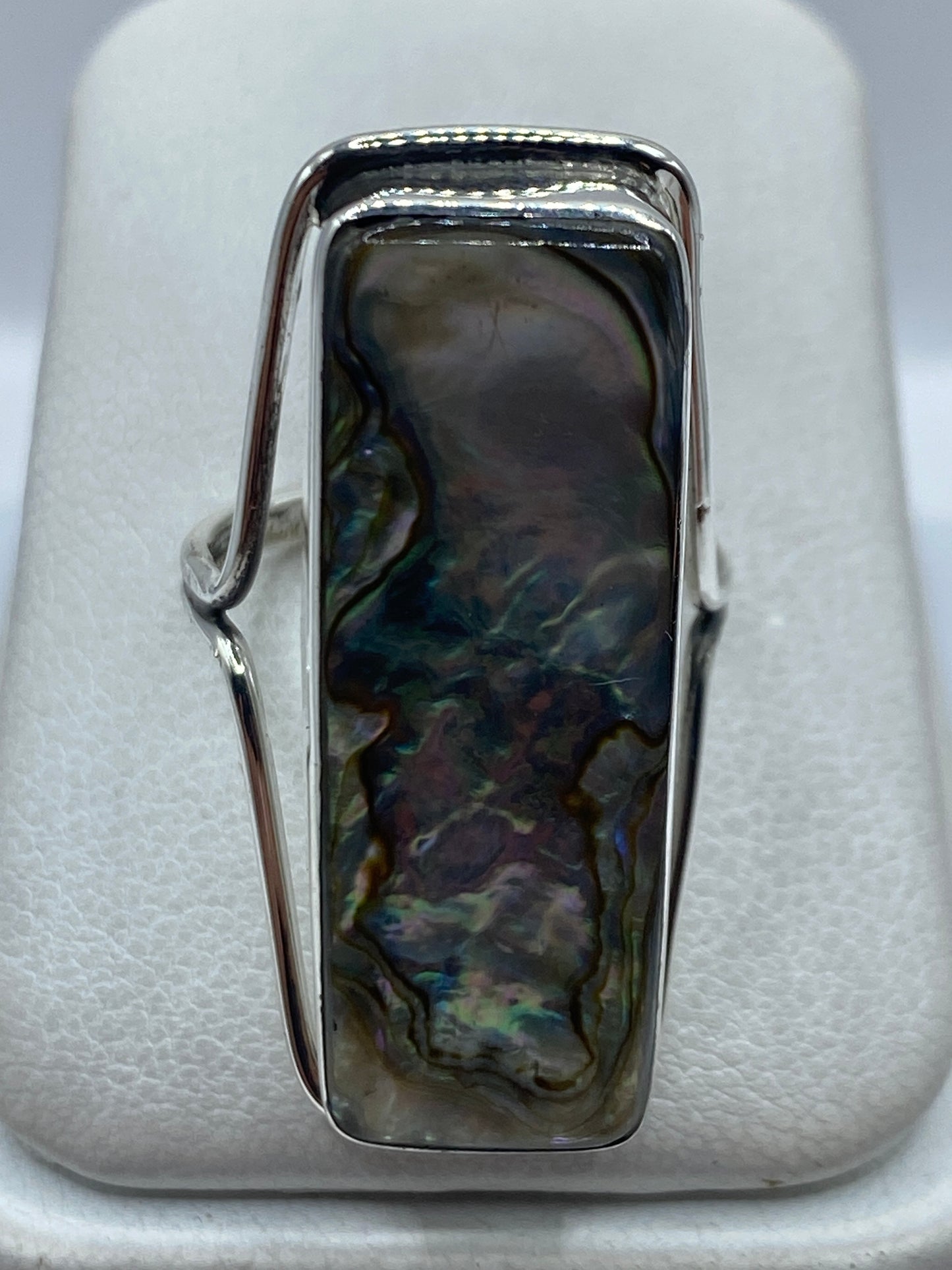 Anillo de plata .925 con piedra engastada a mano, vista desde arriba en dedo