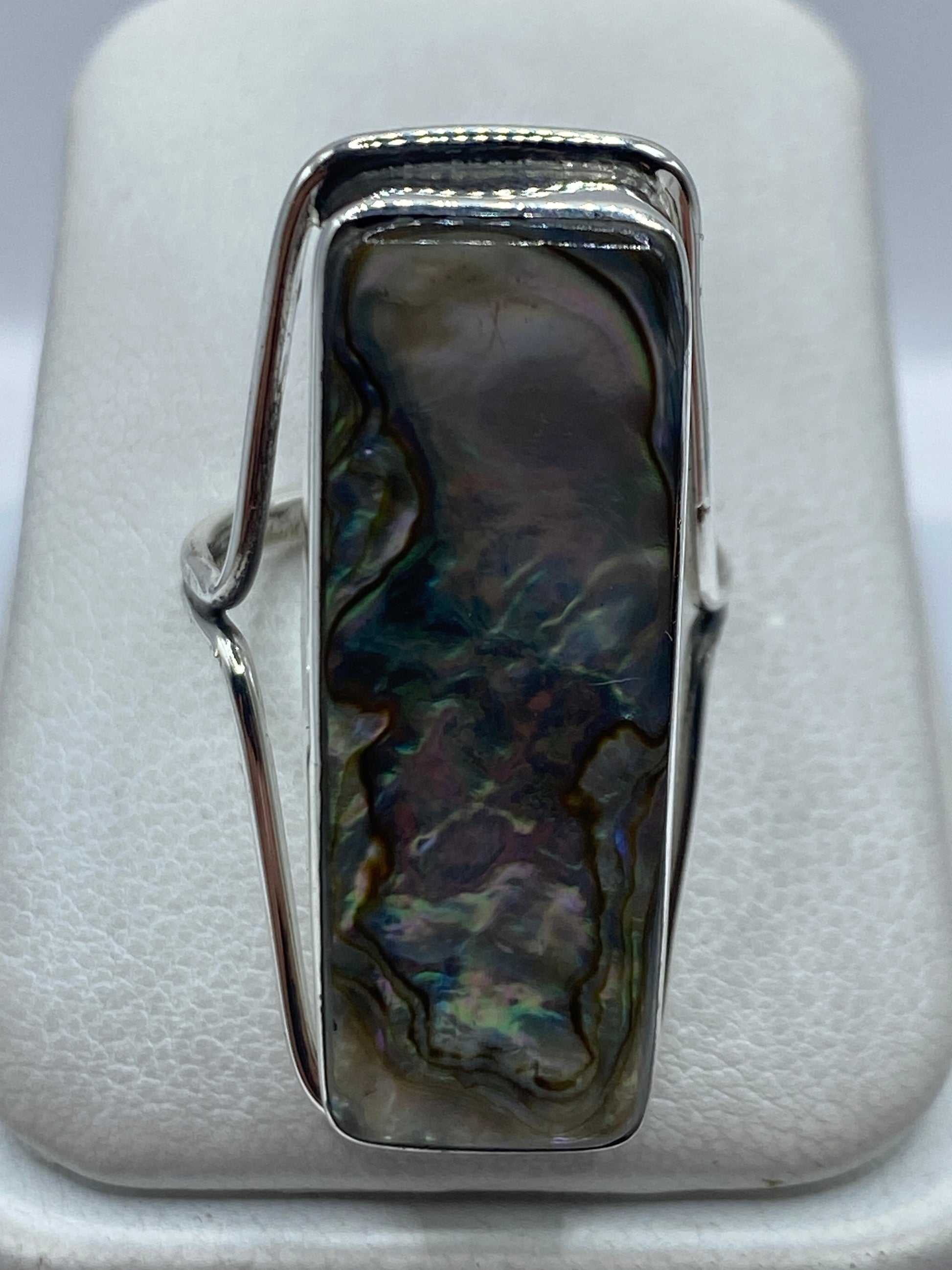 Anillo de plata .925 con piedra engastada a mano, vista desde arriba en dedo