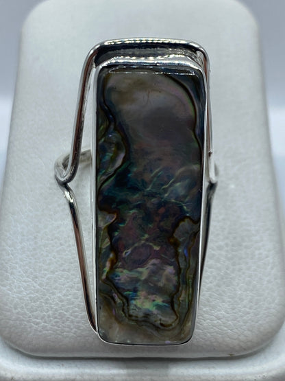 Anillo de plata .925 con piedra engastada a mano, vista desde arriba en dedo
