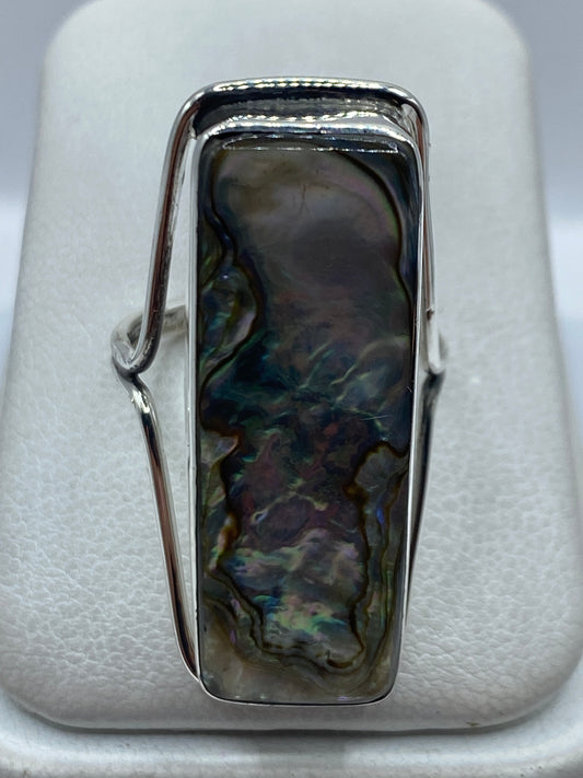 Anillo de plata .925 con piedra engastada a mano, vista desde arriba en dedo