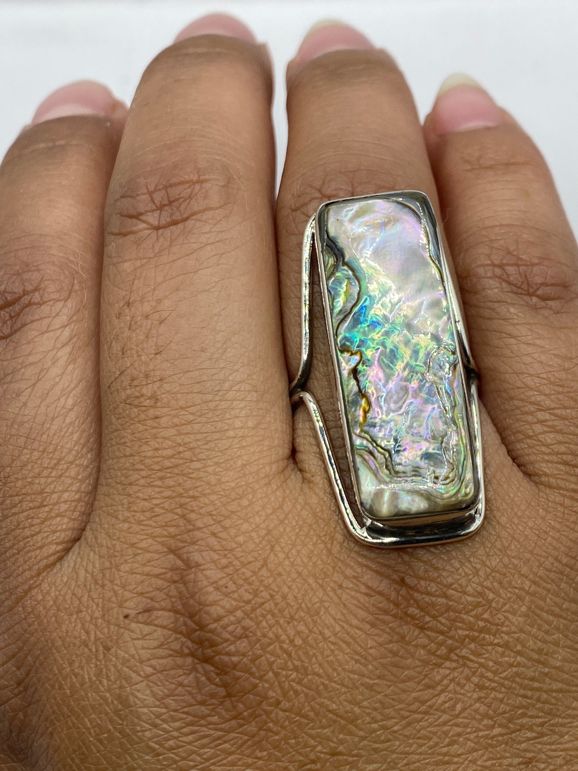 Anillo sobre fondo blanco mostrando la calidad del pulido y el engaste