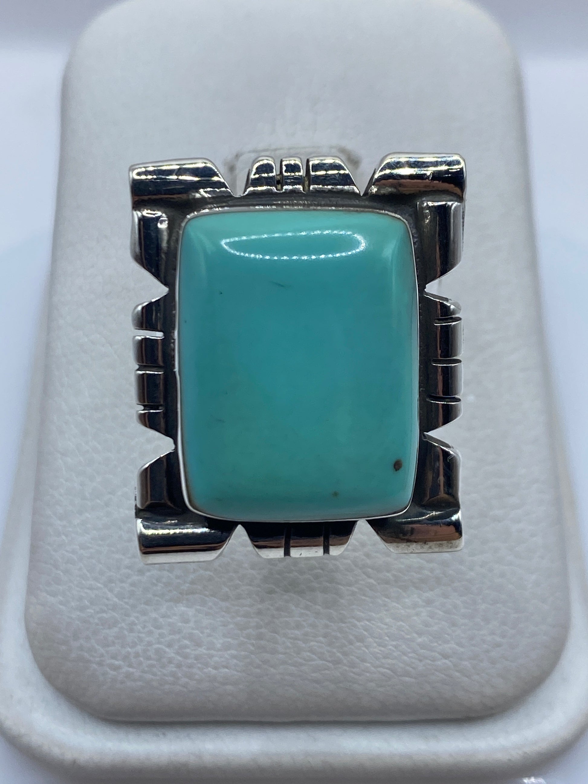 Anillo ajustable de plata .925 con turquesa azul cielo, diseño art-déco de Taxco, visto de frente en estuche blanco