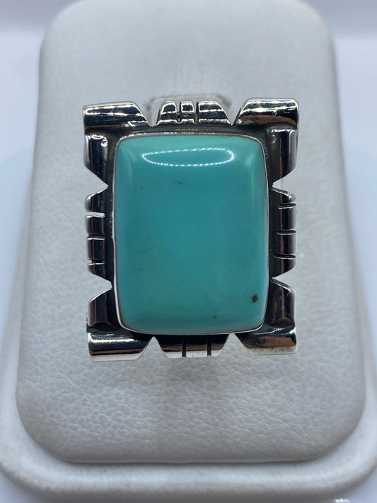 Anillo ajustable de plata .925 con turquesa azul cielo, diseño art-déco de Taxco, visto de frente en estuche blanco