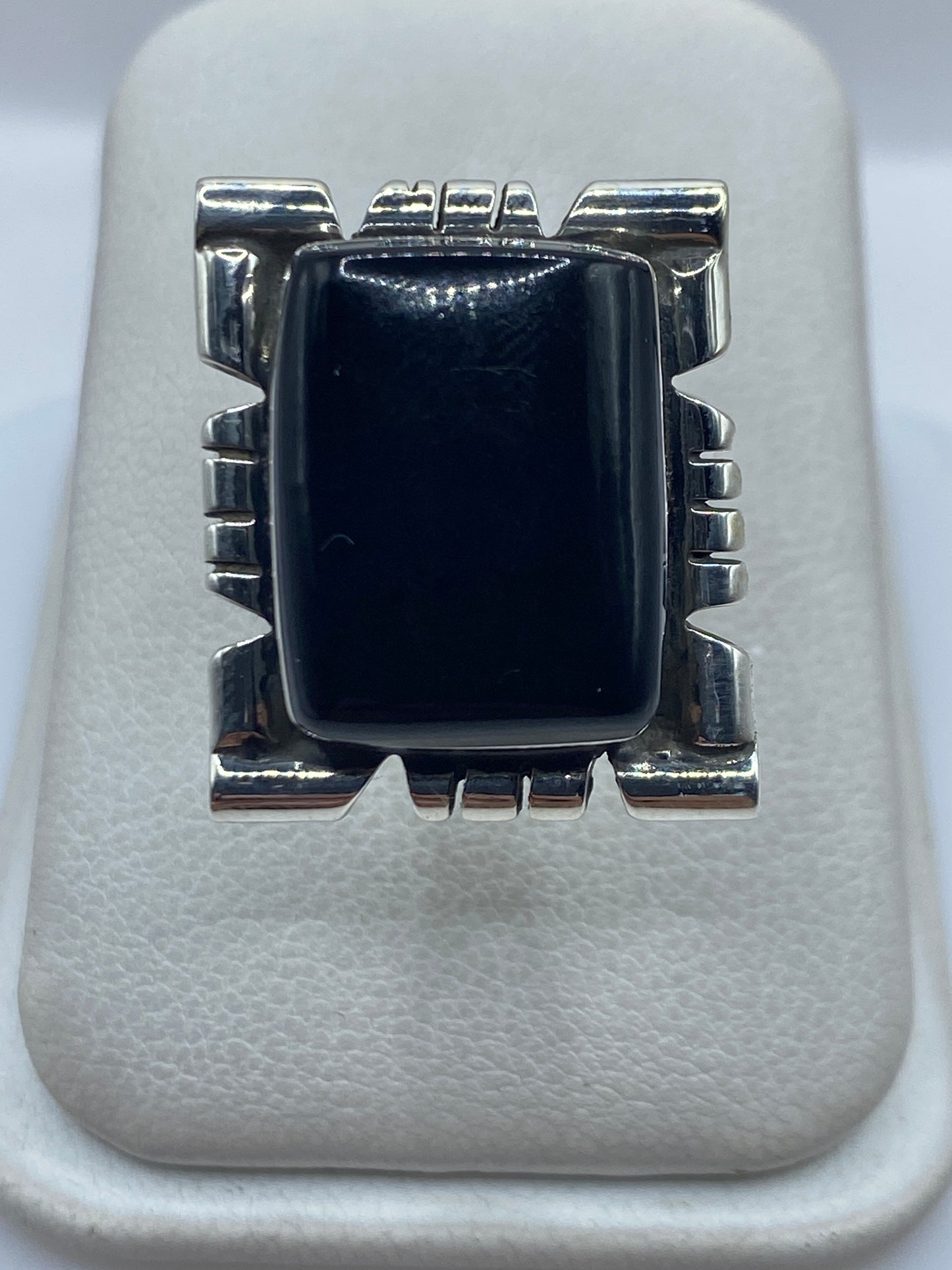 Anillo de plata .925 ajustable con onix negro engastado, visto desde arriba sobre fondo blanco