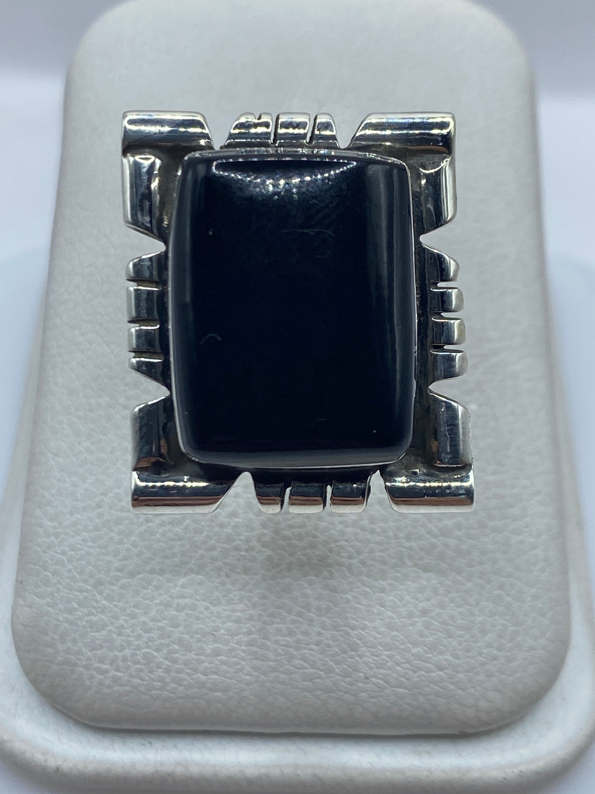 Anillo de plata .925 ajustable con onix negro engastado, visto desde arriba sobre fondo blanco