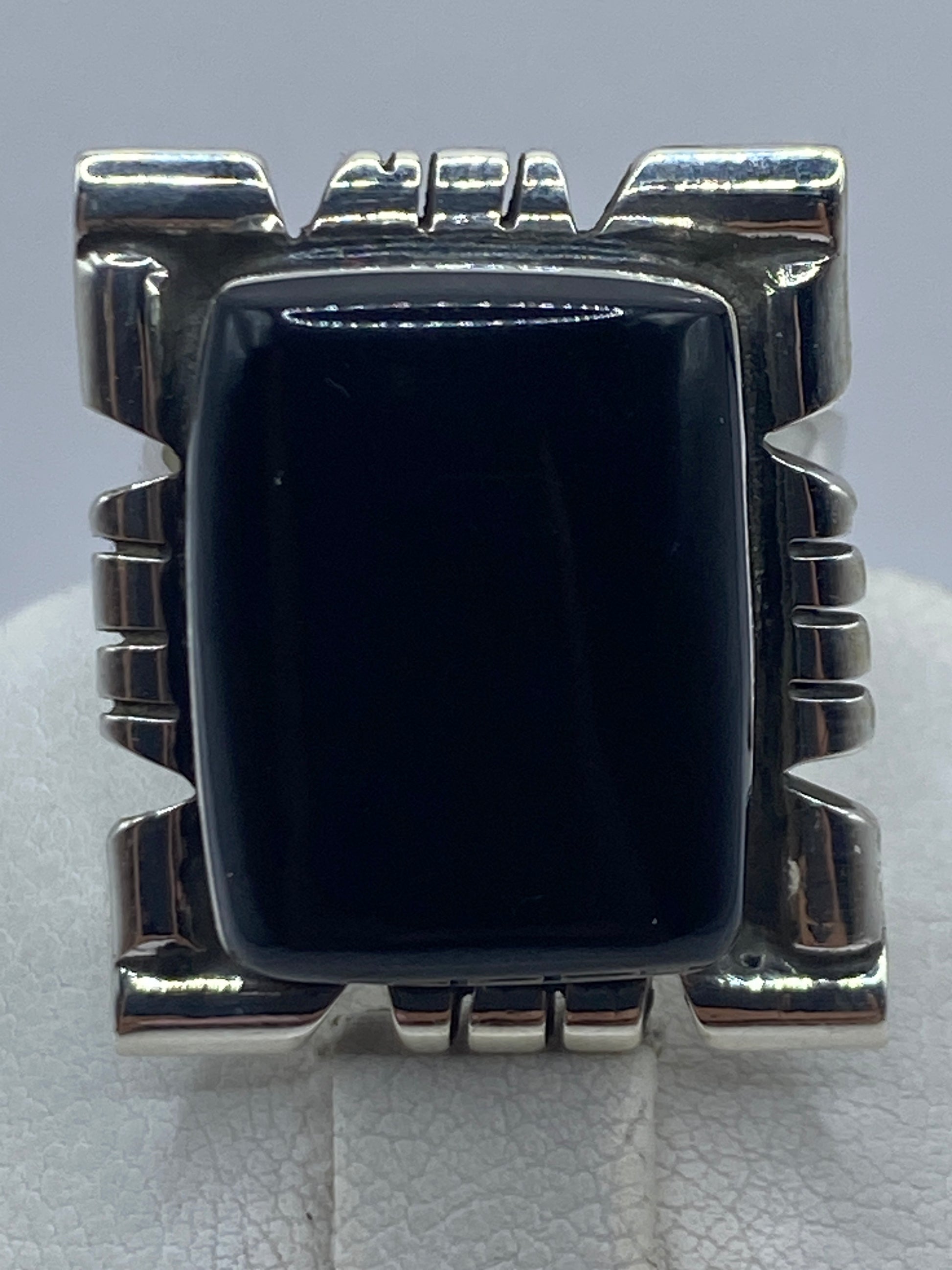 Anillo puesto en dedo femenino, mostrando cómo se adapta la piedra negra al contraste de la piel