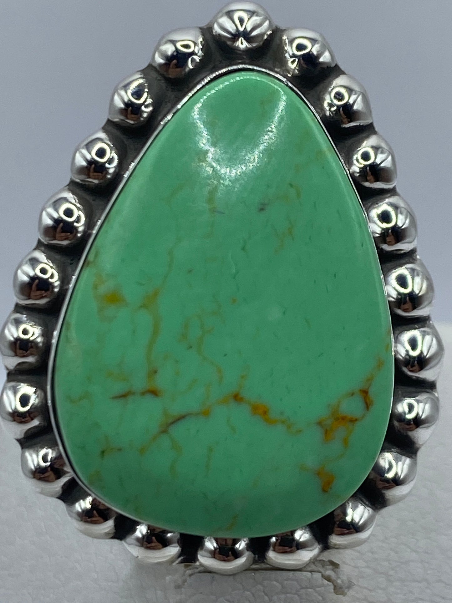 Anillo ajustable en la mano, piedra verde brillante en plata pulida