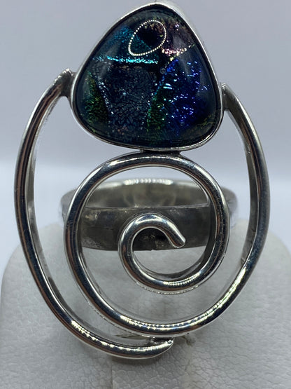 Detalle del engaste de piedra multicolor y el acabado pulido de la plata