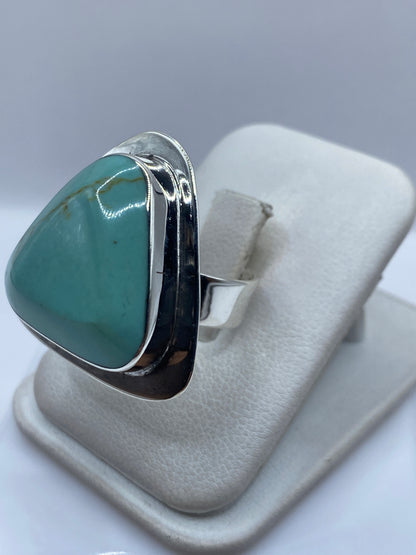 Anillo de plata .950 con turquesa azul cielo puesto en dedo, mostrando el engaste a mano