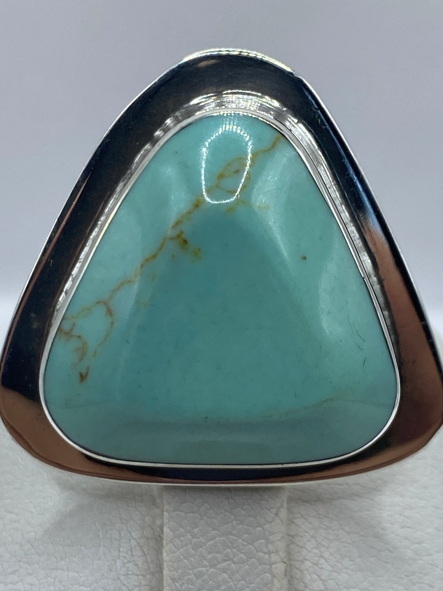 Detalle lateral del anillo ajustable con turquesa natural y vetas características