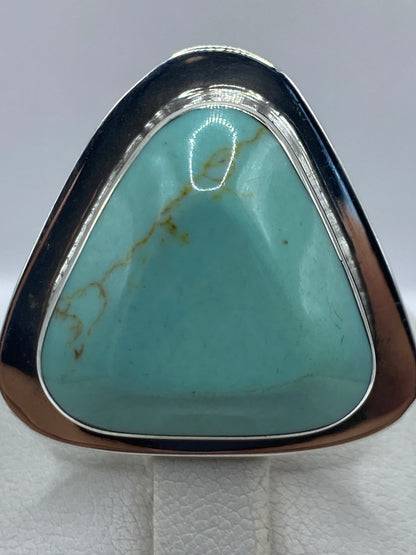 Detalle lateral del anillo ajustable con turquesa natural y vetas características