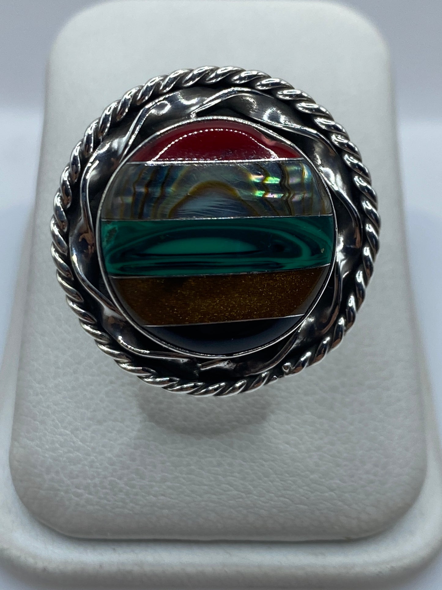 Anillo de plata ajustable con malaquita verde cabujón en mano de mujer