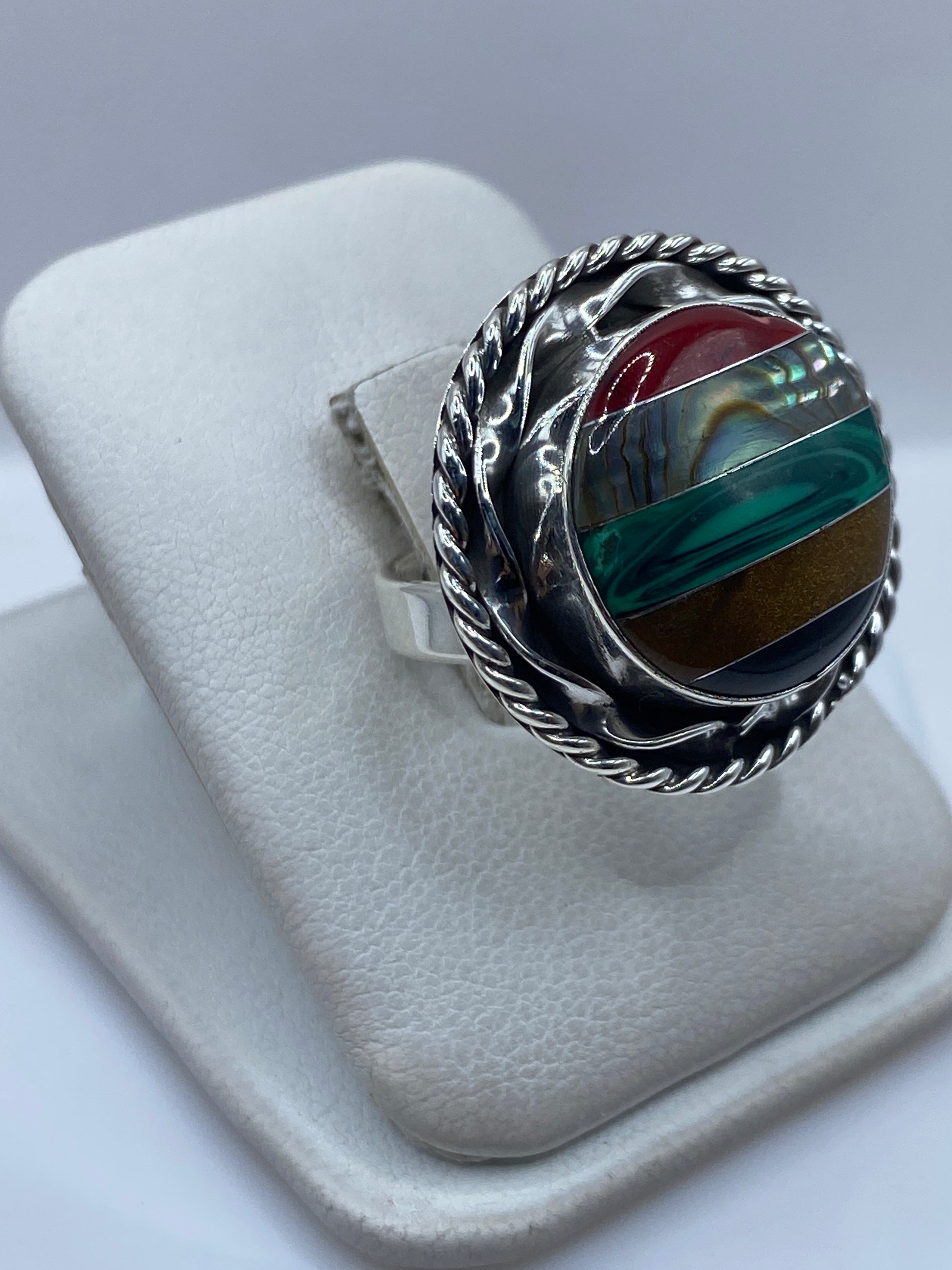 Detalle del engaste de malaquita verde en plata .925 con Quinto