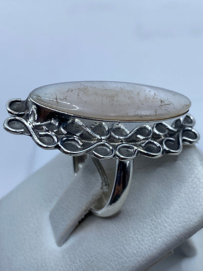 Anillo en la mano mostrando cómo se adapta el diseño ajustable