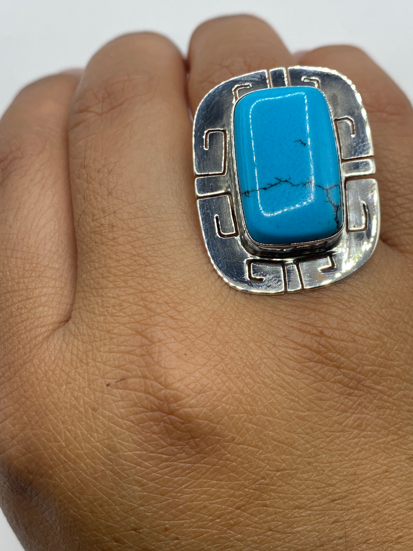 Anillo en la mano de una mujer mostrando el tamaño y brillo de la turquesa azul cielo