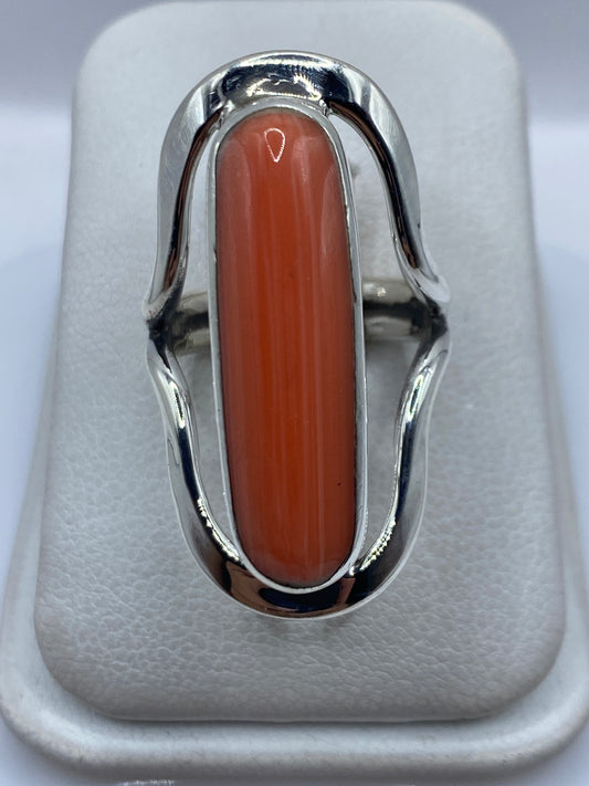 Anillo de plata .925 con coral naranja rojizo engastado, vista frontal sobre fondo blanco