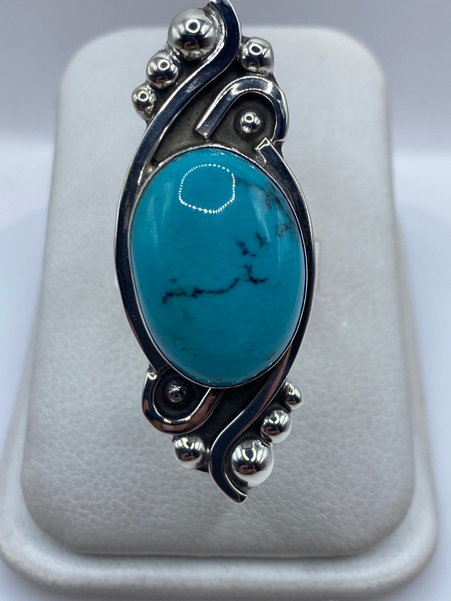 Anillo de plata ajustable con turquesa azul cielo y esferas decorativas, vista frontal