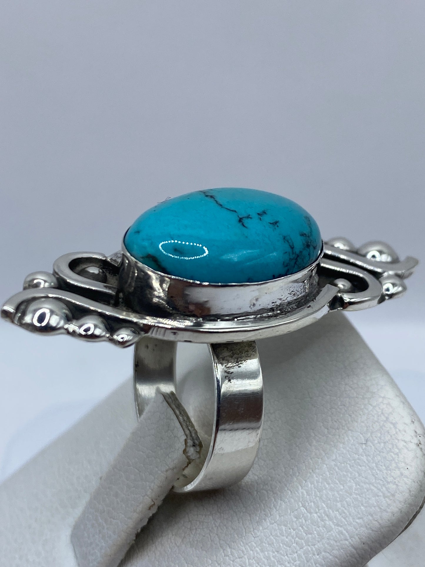 Anillo turquesa ajustable en mano de mujer, mostrando el color azul cielo