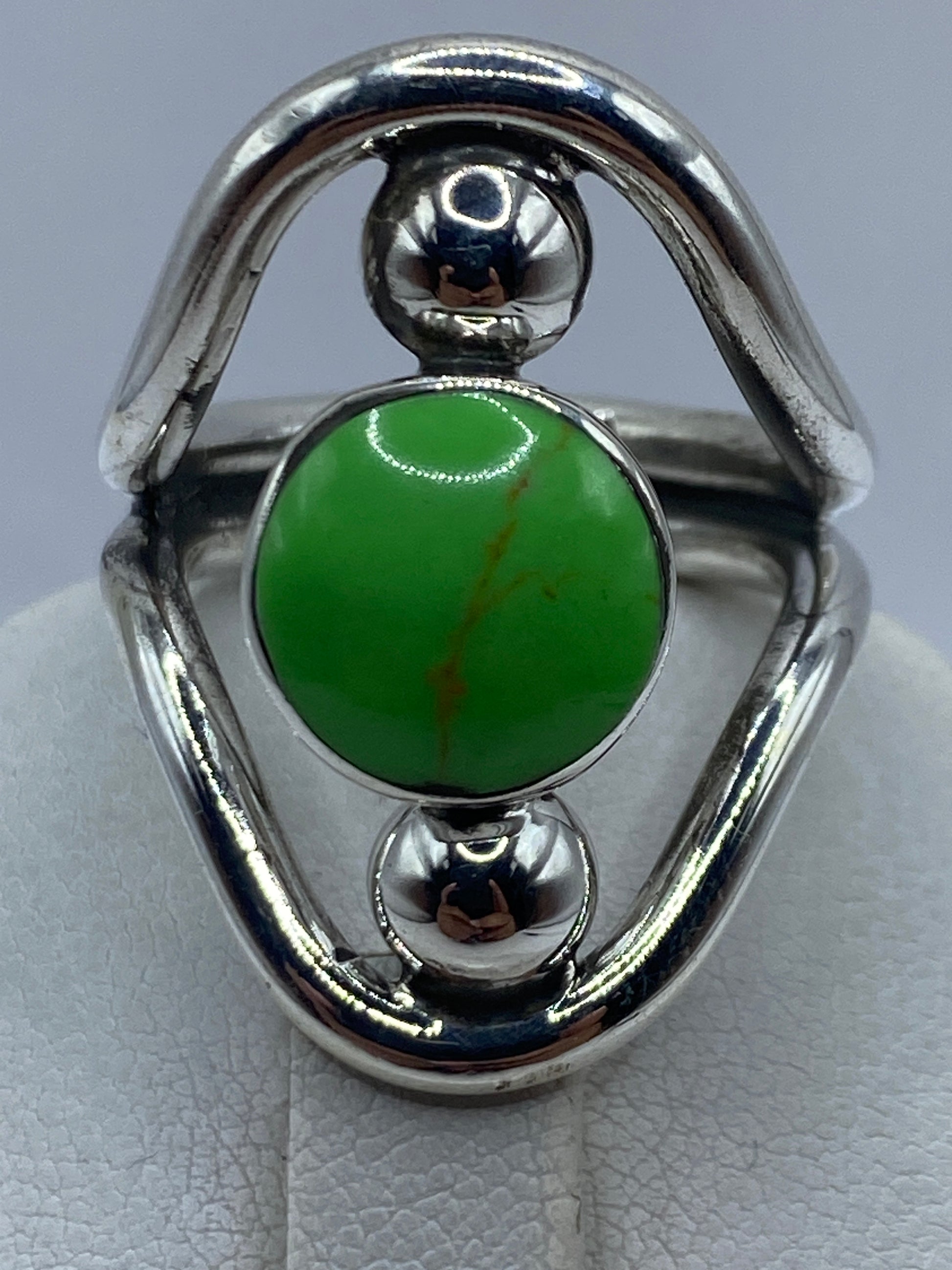 Detalle del engaste a mano de la piedra verde en plata .925