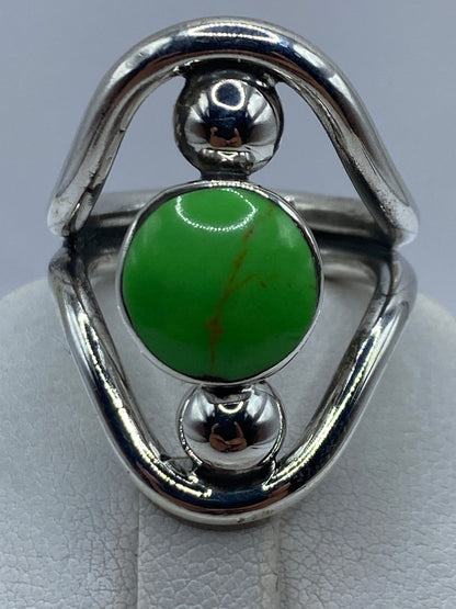 Detalle del engaste a mano de la piedra verde en plata .925