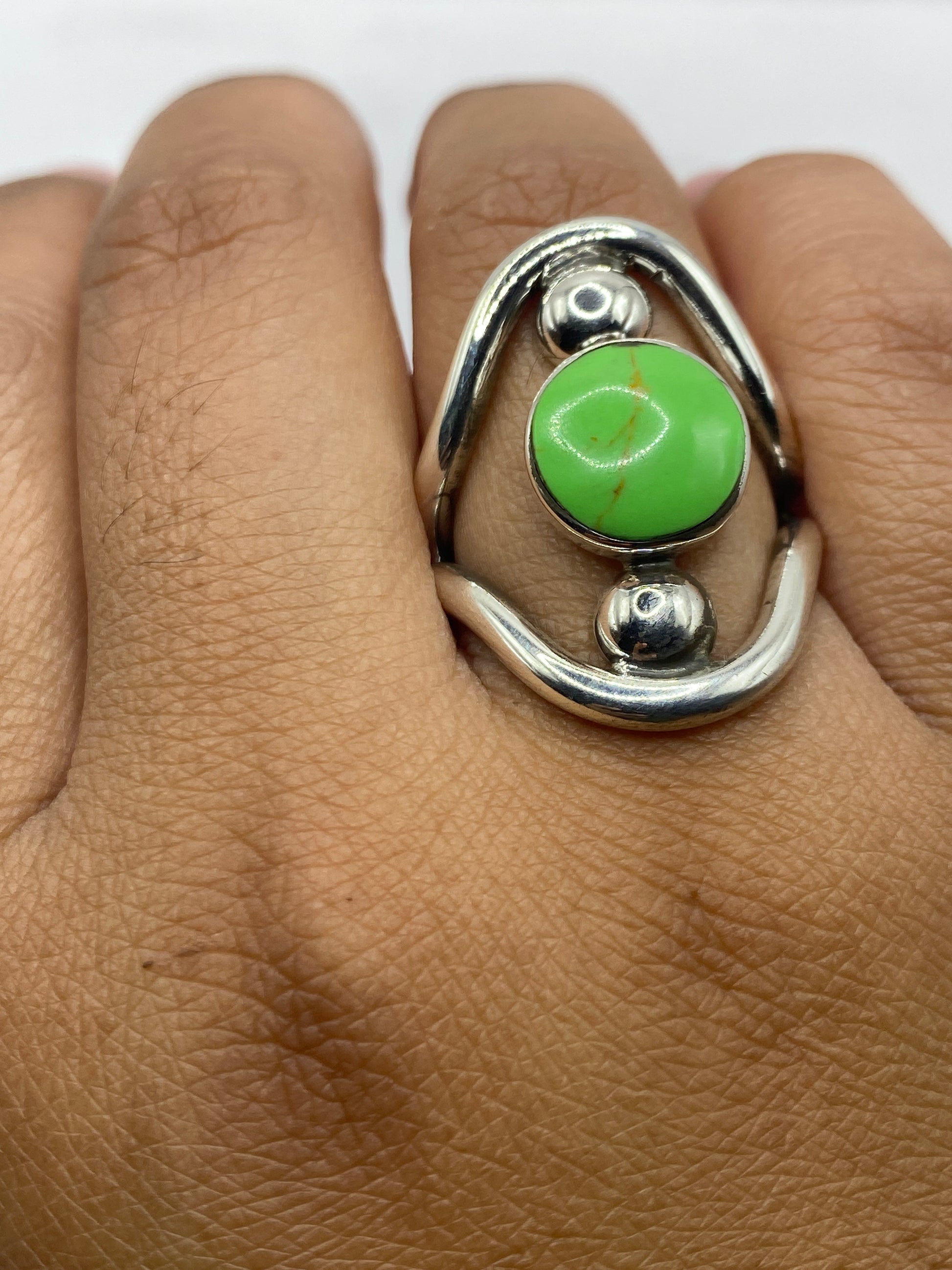 Anillo sobre fondo gris mostrando el Quinto .925 grabado