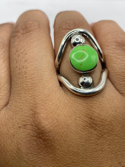 Anillo sobre fondo gris mostrando el Quinto .925 grabado
