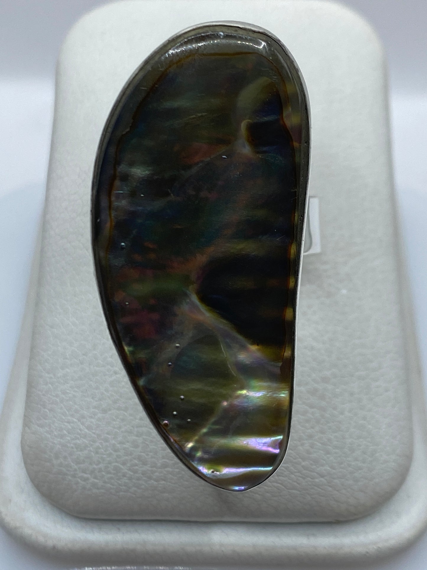 Anillo de plata ajustable con piedra iridiscente engastada a mano