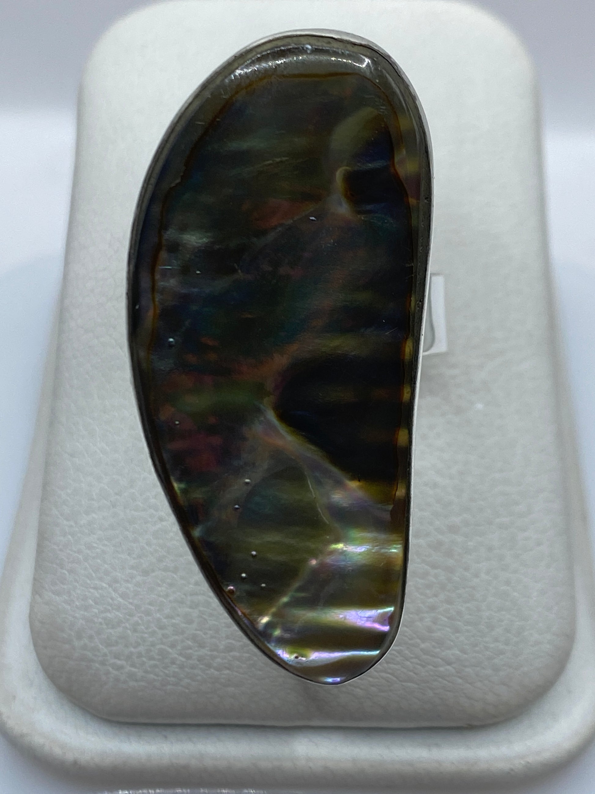 Anillo de plata ajustable con piedra iridiscente engastada a mano