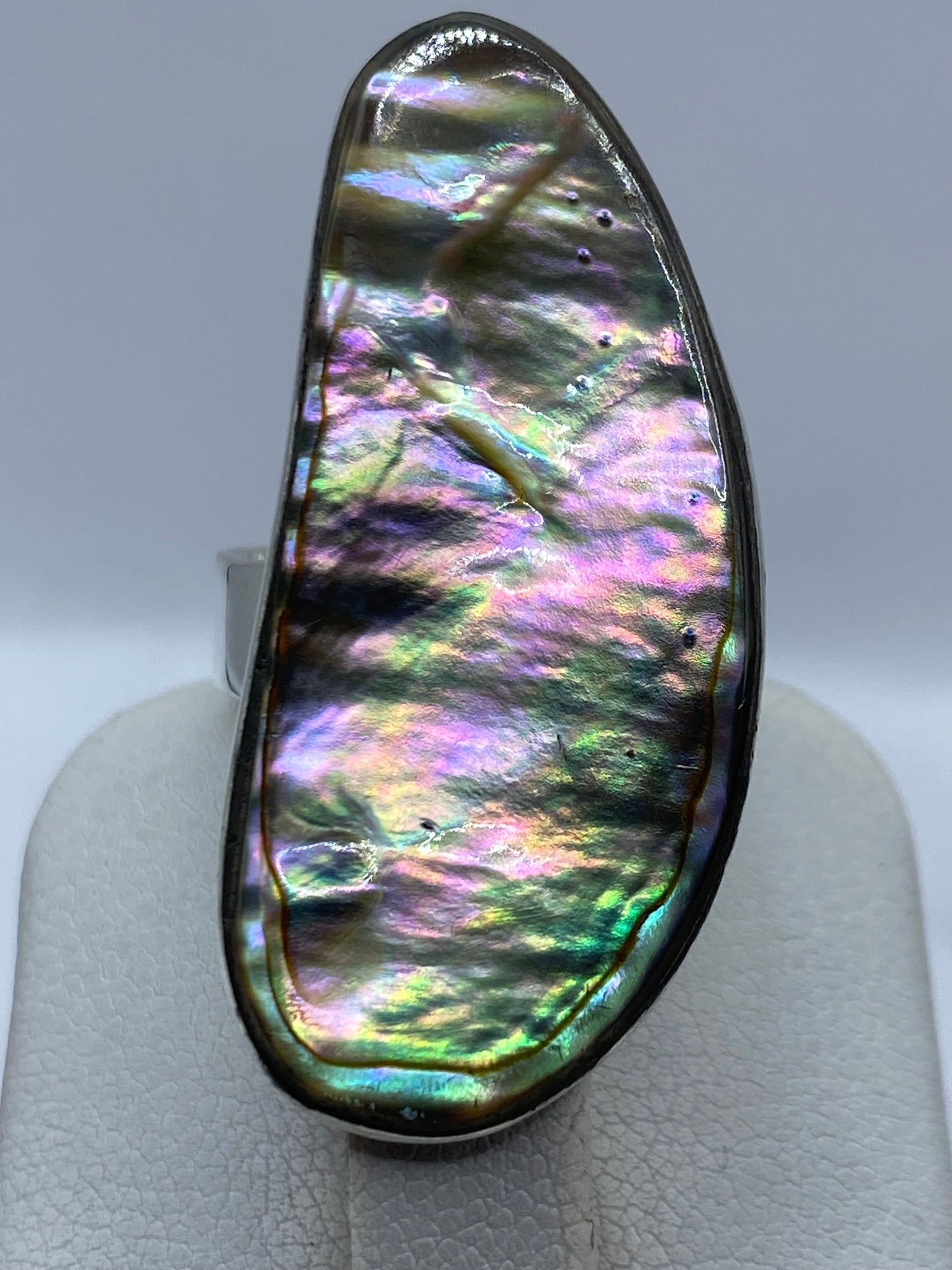 Anillo ajustable en la mano mostrando la flexibilidad del diseño