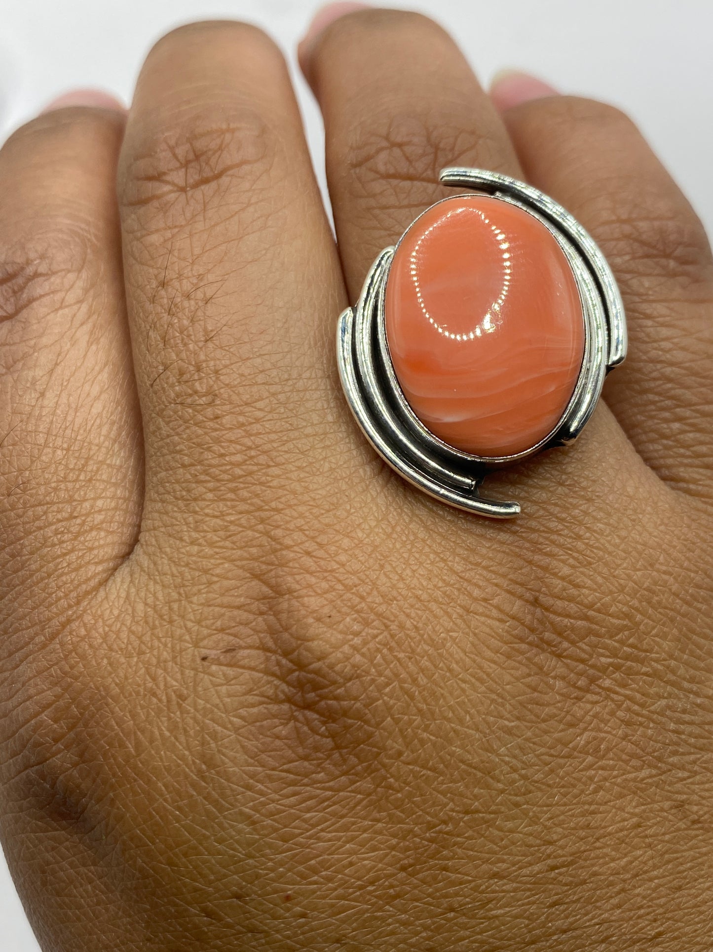 Anillo sobre fondo blanco con el Quinto .925 visible