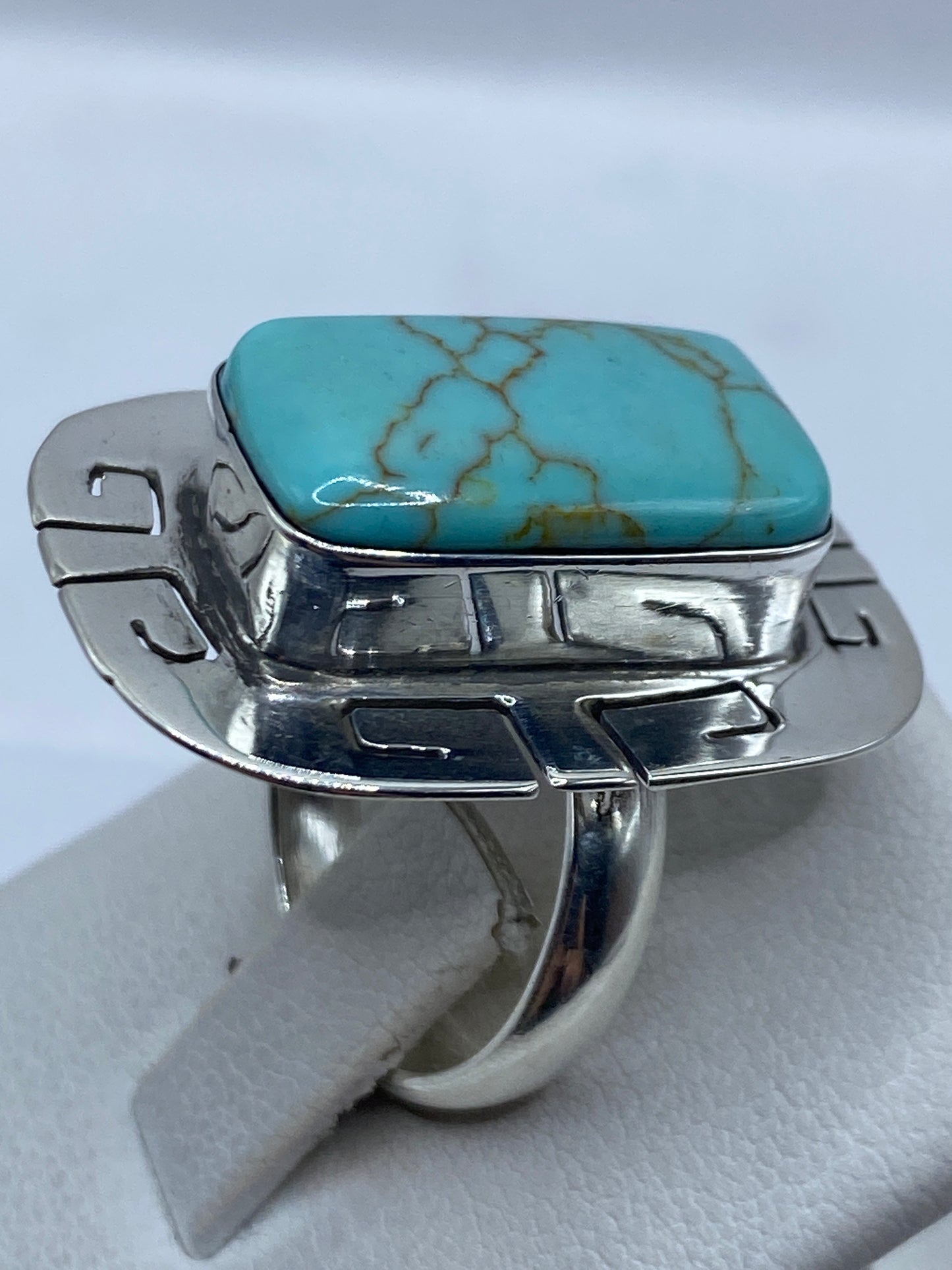 Anillo ajustable en la mano mostrando el color azul cielo de la turquesa