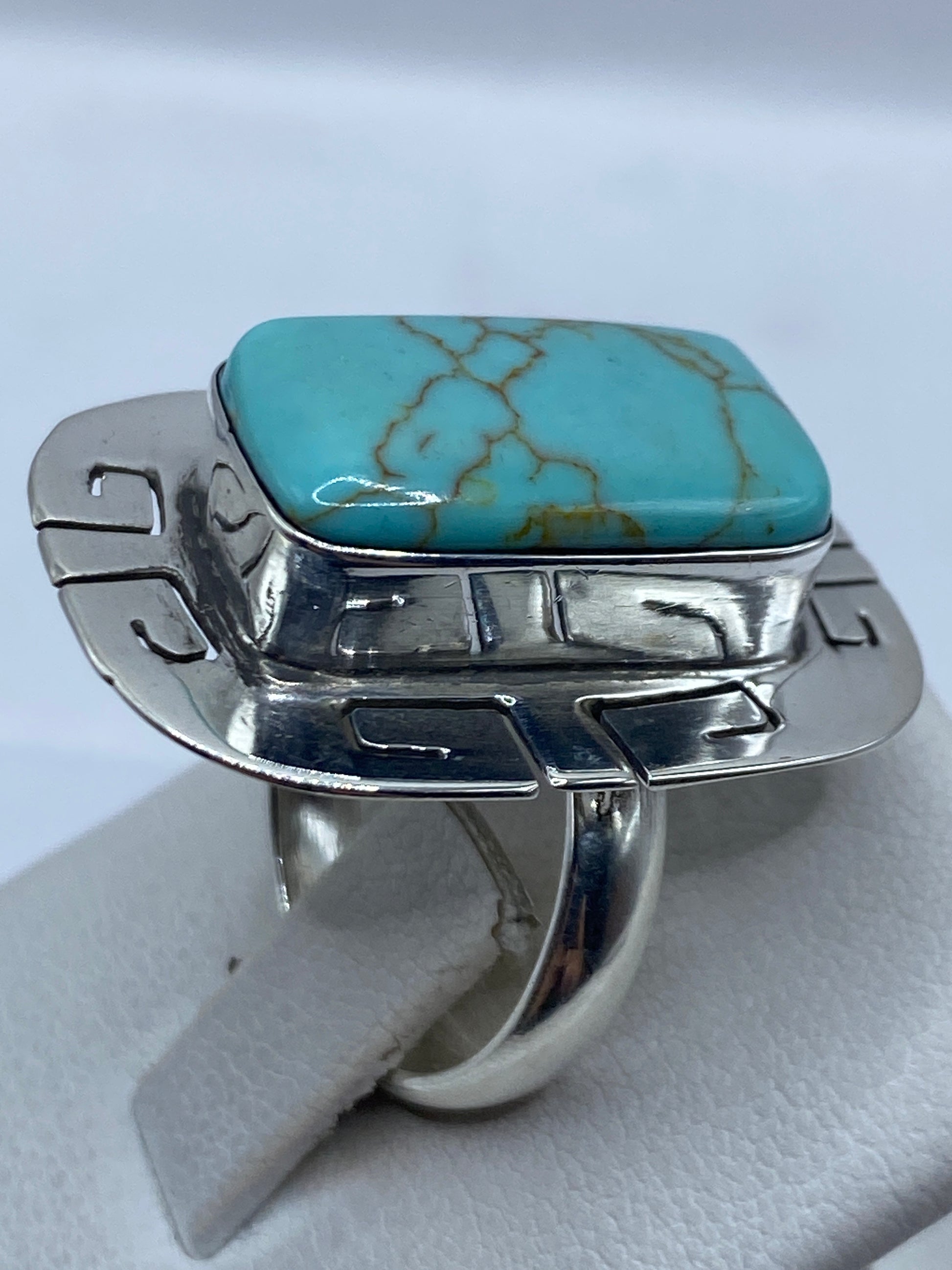 Anillo ajustable en la mano mostrando el color azul cielo de la turquesa