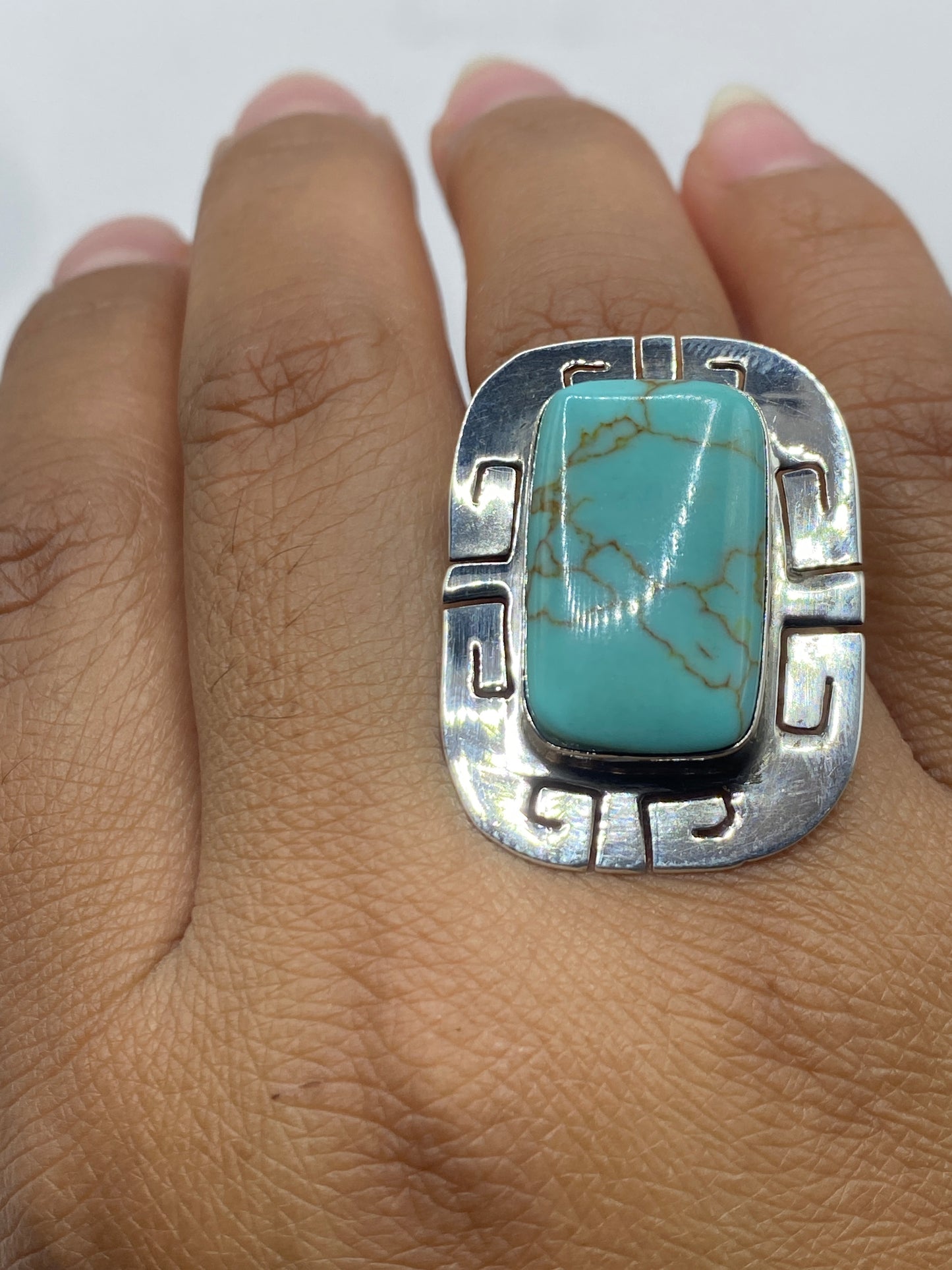 Anillo sobre fondo blanco con sello Quinto 925 visible, diseño geométrico completo