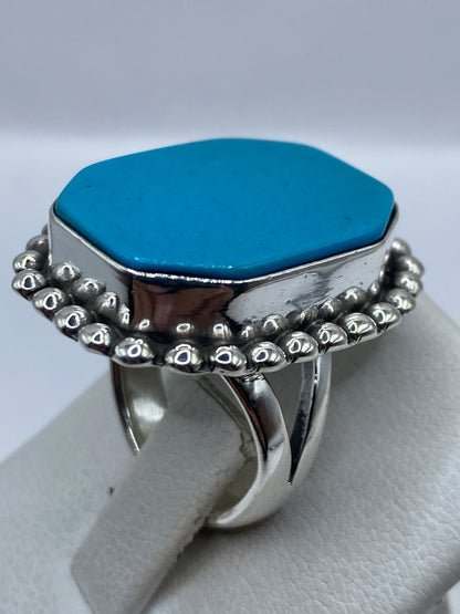 Turquesa azul cielo sobre fondo blanco en vista superior del anillo de plata .925