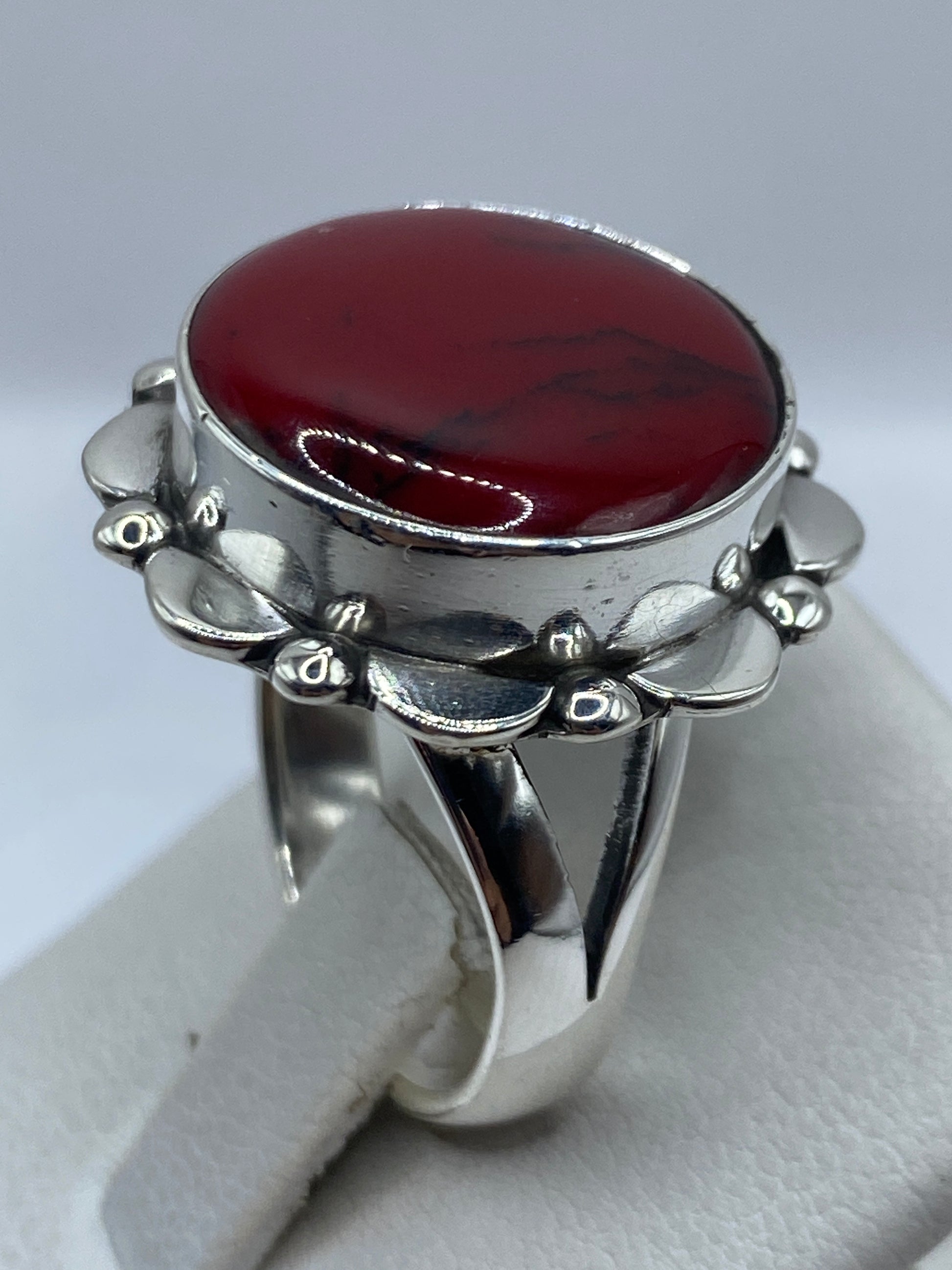 Anillo de coral rojo en mano de mujer, vista de uso