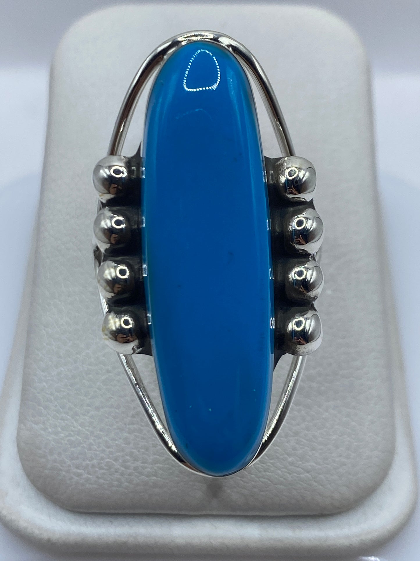Anillo de plata .925 con piedra azul oval engastada a mano, vista frontal