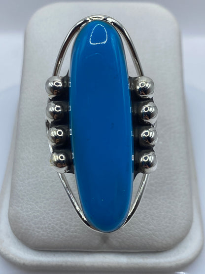 Anillo de plata .925 con piedra azul oval engastada a mano, vista frontal
