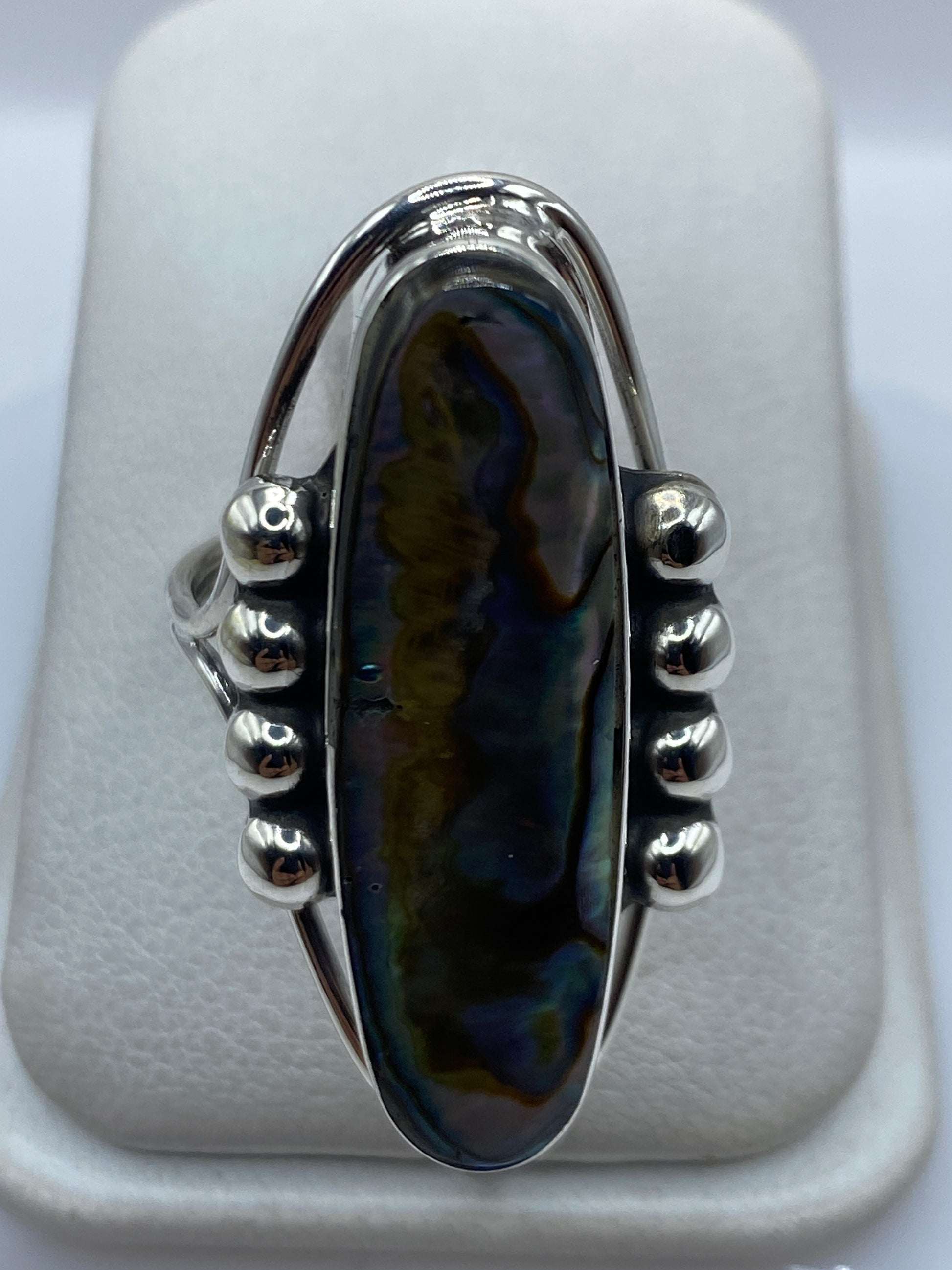 Anillo de plata .925 con piedra engastada a mano, vista frontal sobre fondo blanco
