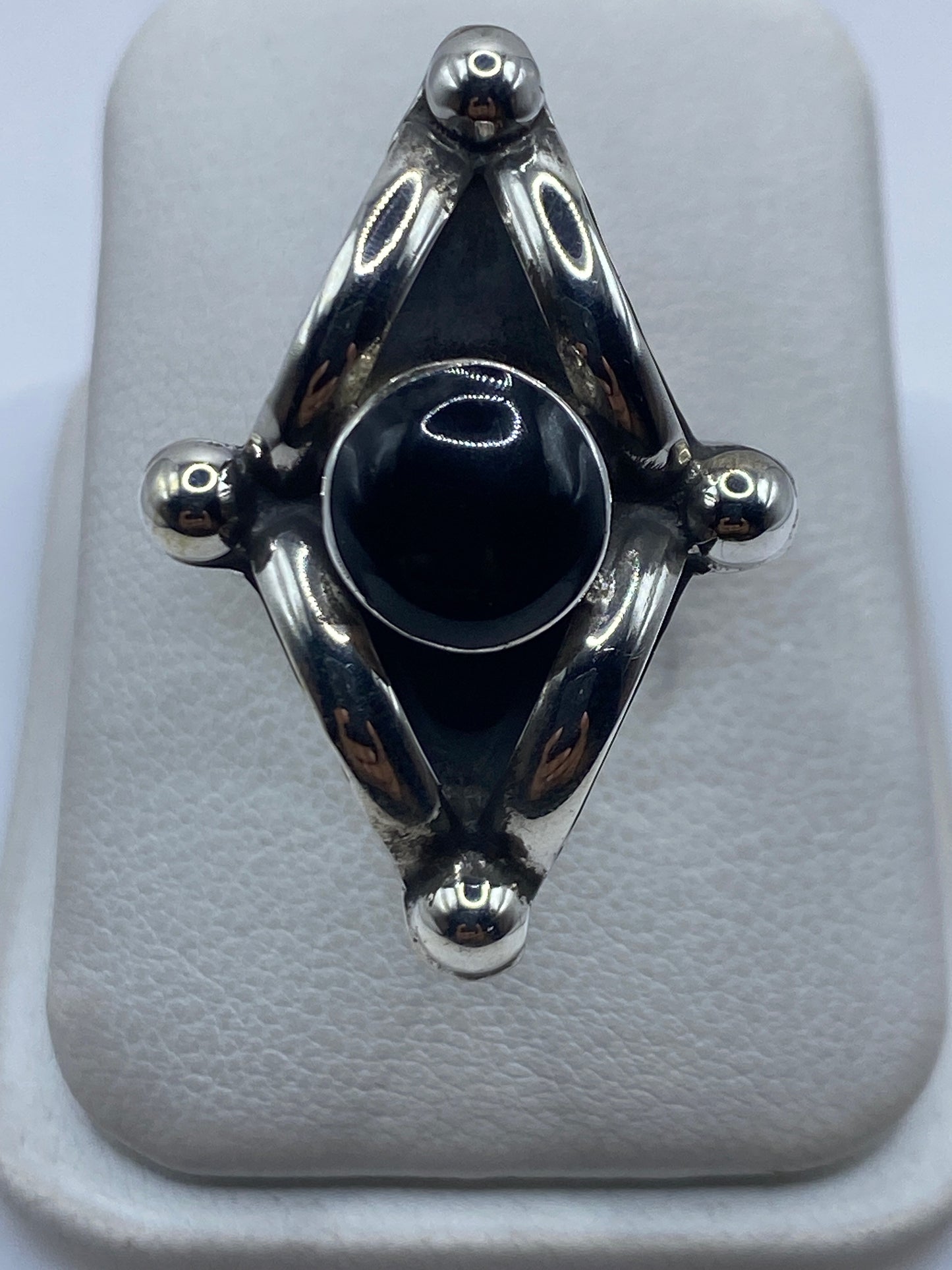 Anillo de plata .925 con ónix negro en diseño geométrico solitario