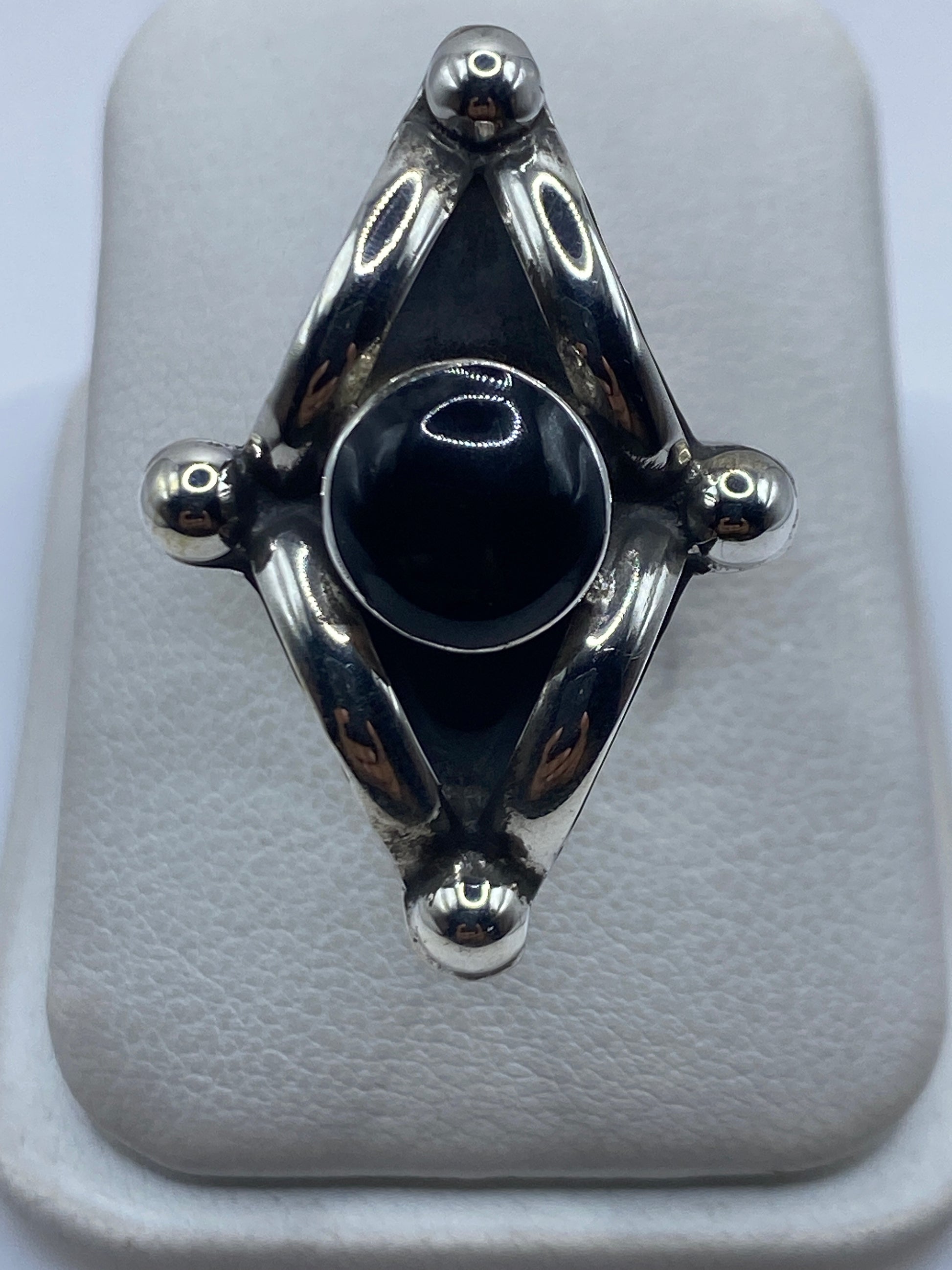 Anillo de plata .925 con ónix negro en diseño geométrico solitario