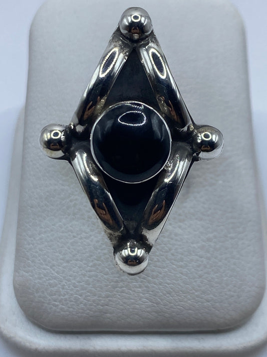 Anillo de plata .925 con ónix negro en diseño geométrico solitario