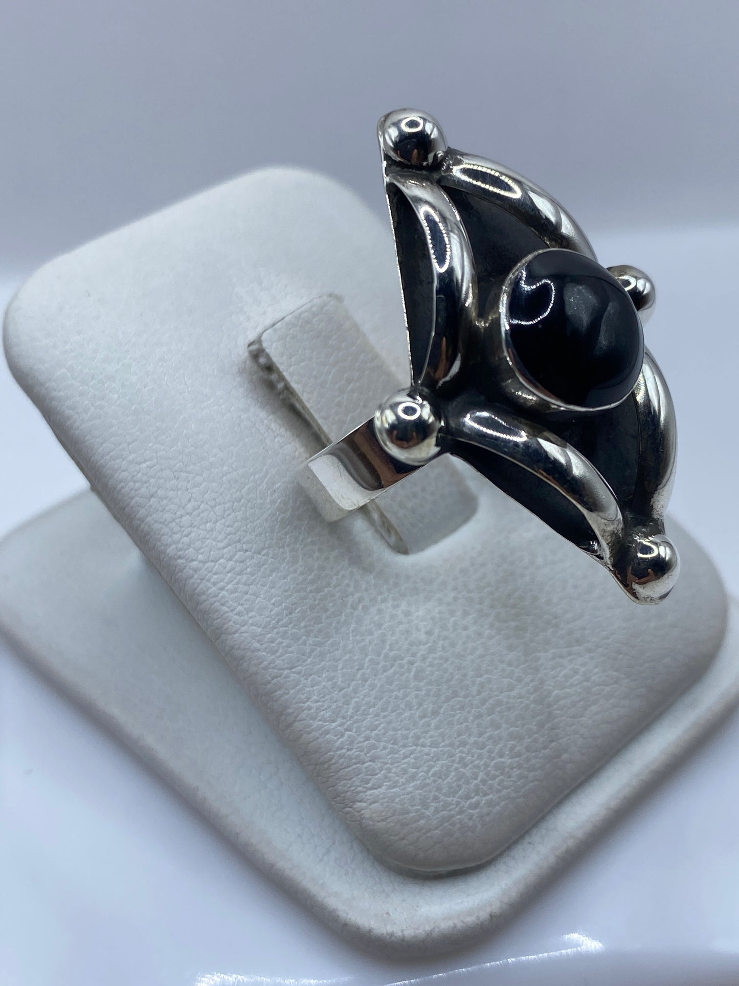 Detalle superior del anillo mostrando el ónix negro engastada en plata