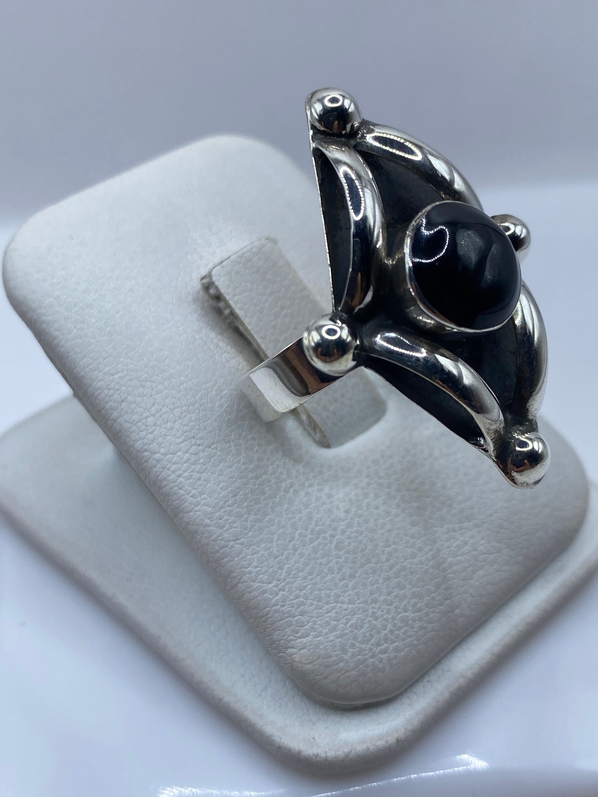 Detalle superior del anillo mostrando el ónix negro engastada en plata