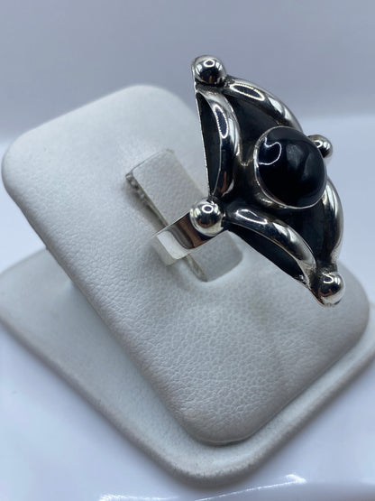 Detalle superior del anillo mostrando el ónix negro engastada en plata