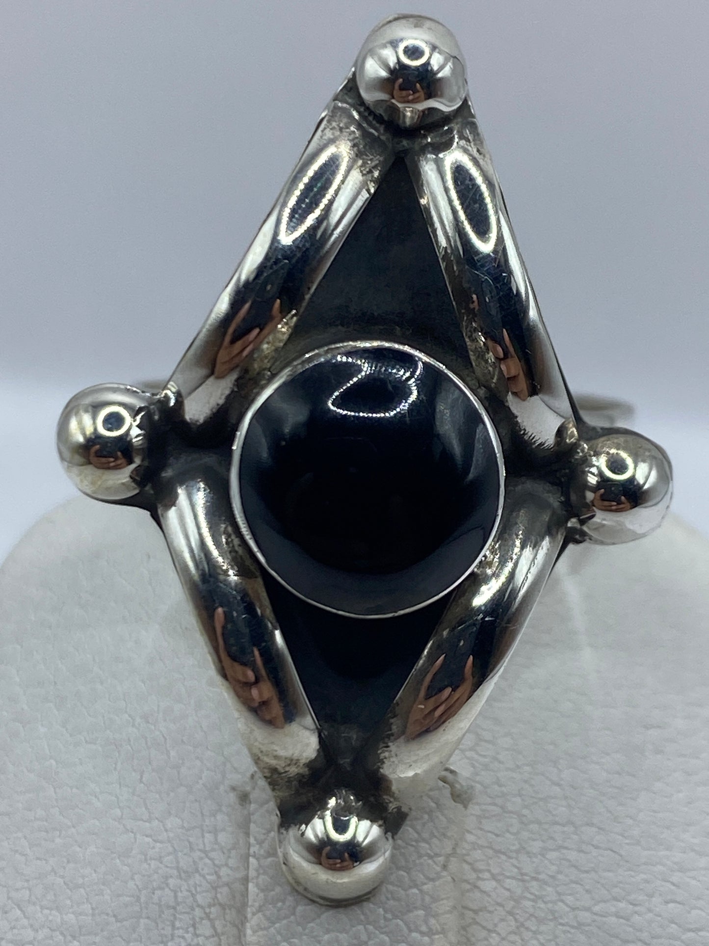 Anillo ajustable de plata con ónix en la mano de una mujer
