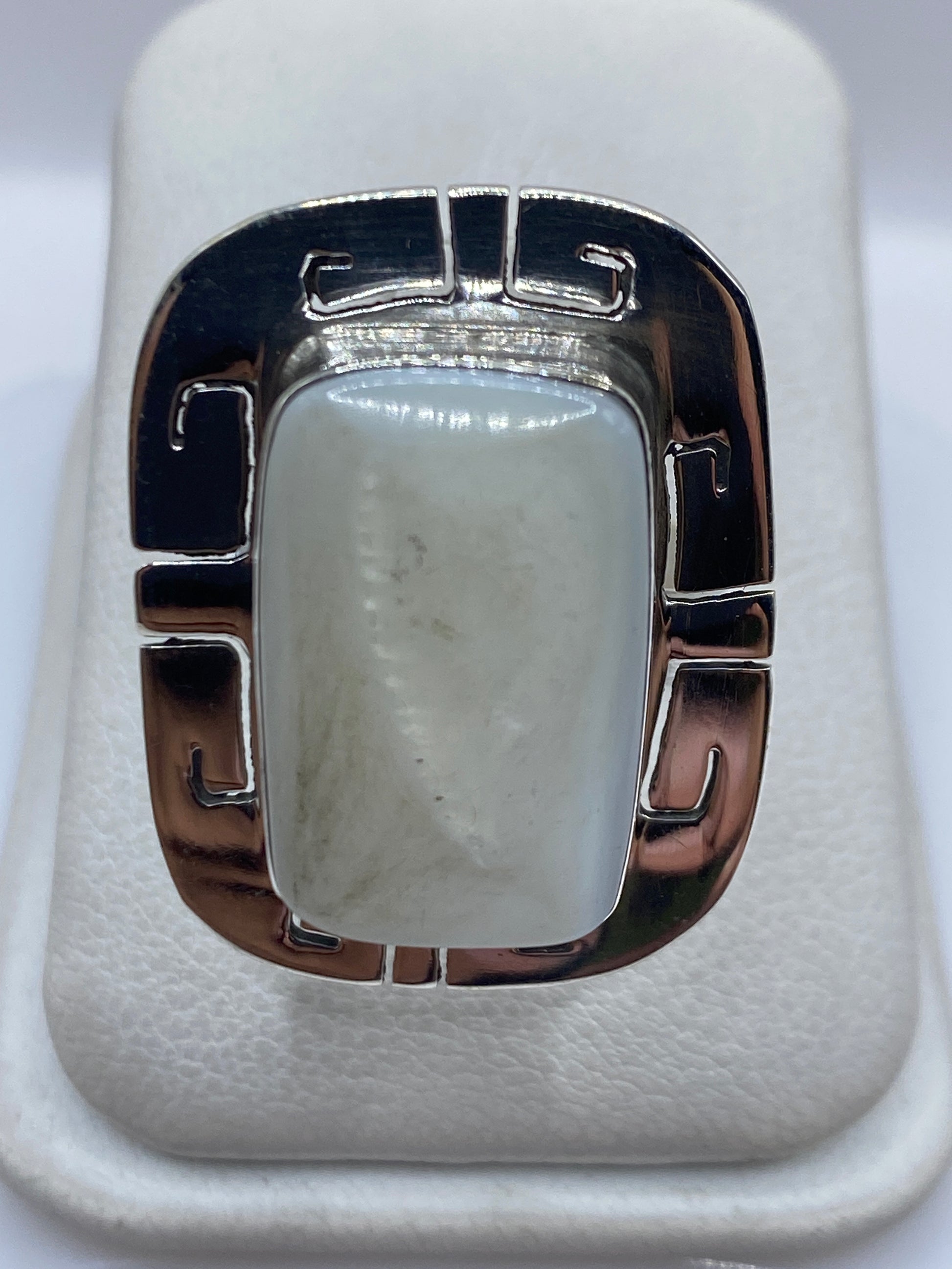 Anillo ajustable de plata con perla blanco cremoso visto desde arriba en estuche blanco