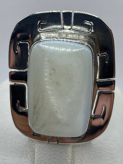 Anillo de perla puesto en dedo de mujer mostrando proporcion y elegancia