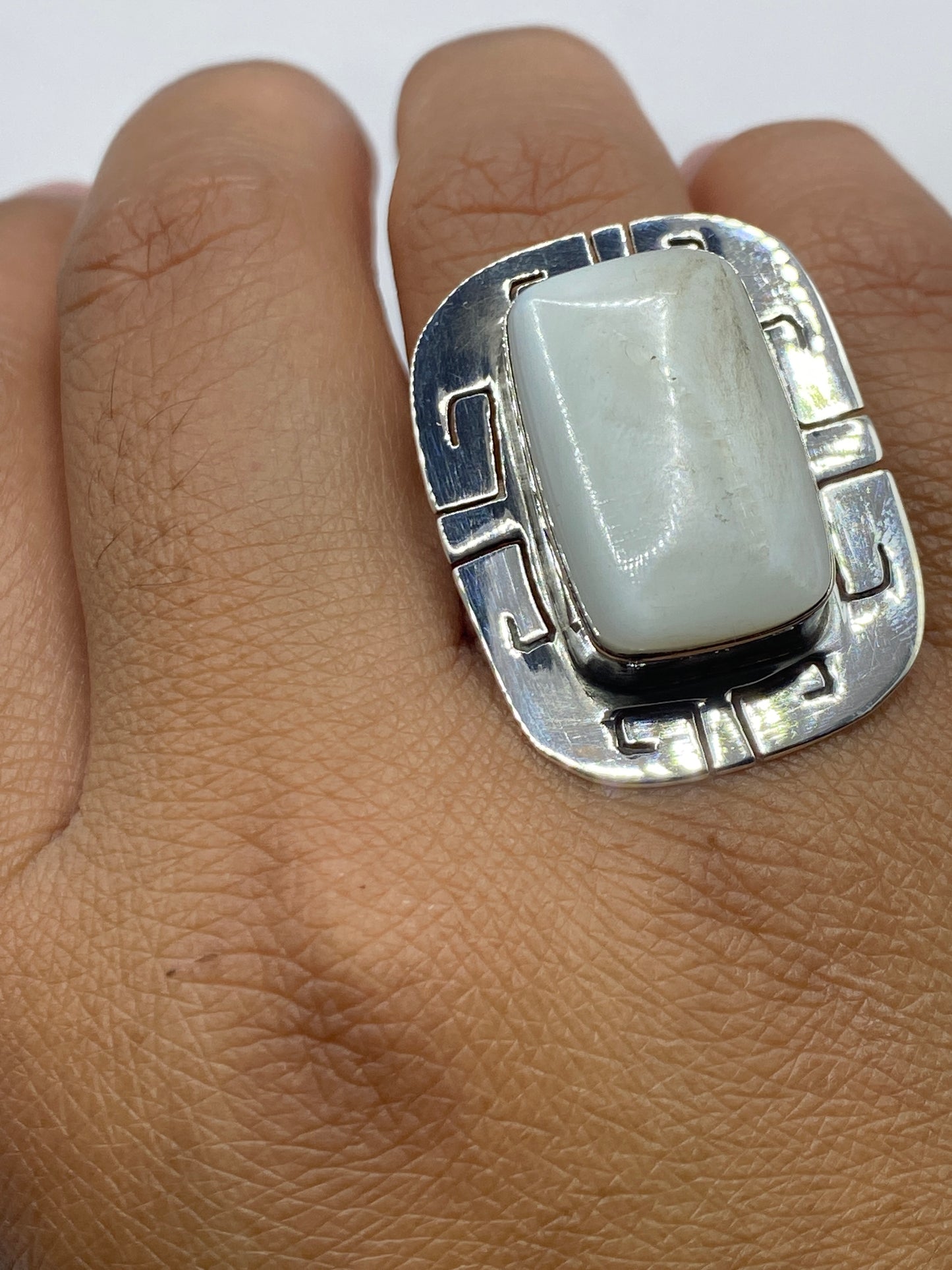 Reverso del anillo mostrando el Quinto .925 y la solidez de la montura